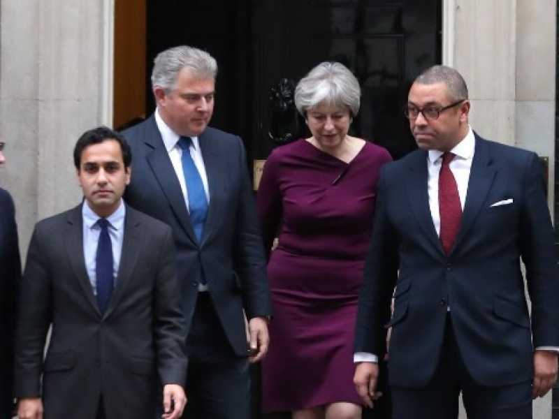 Theresa May con alcuni membri del partito conservatore britannico davanti a Downing Street (foto LaPresse)