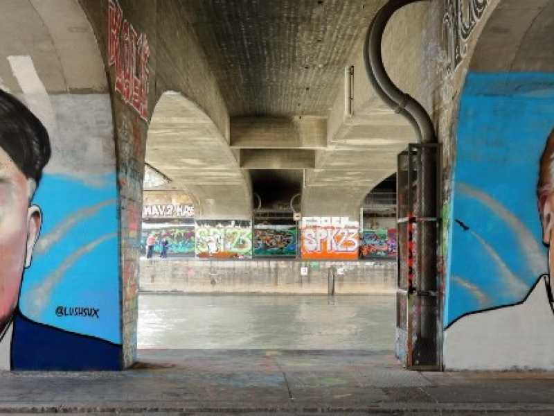 Vienna, graffiti di  Lush Sux sotto lo Schwedenbr&uuml;cke, un ponte sul canale del Danubio (foto Bwag/CC-BY-SA-4.0)