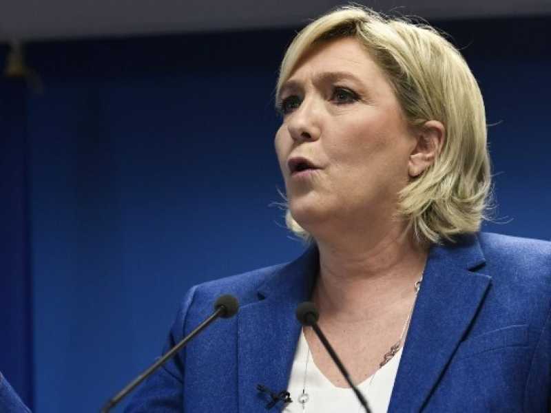 Marine Le Pen incontra i giornalisti a Nanterre (foto Lapresse)