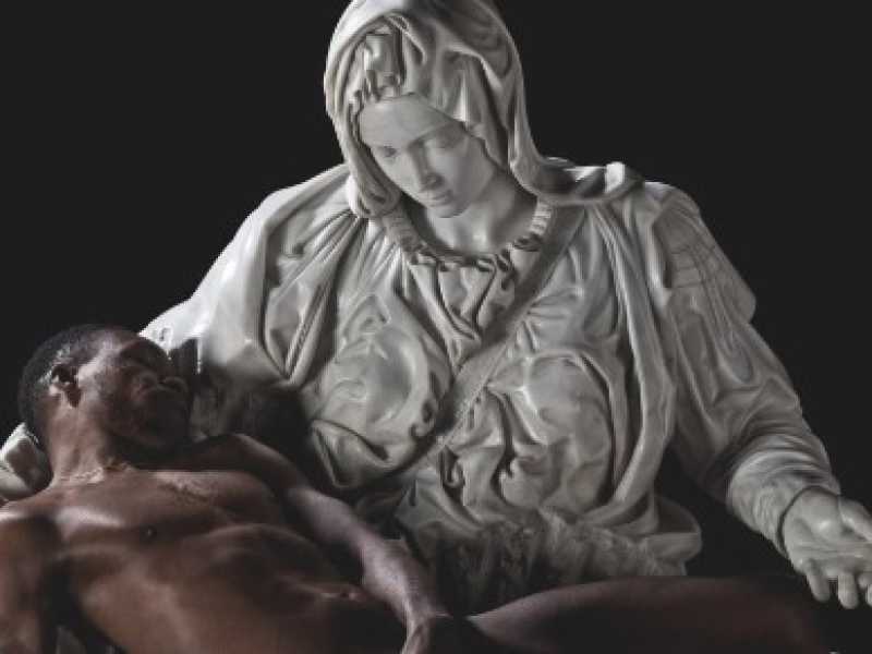 La Piet&agrave; dello scultore Fabio Viale (foto www.fabioviale.it)