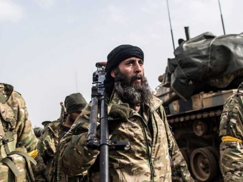 Guerriglieri siriani alleati con i turchi avanzano al confine tra Siria e Turchia, verso Hassa (foto LaPresse)