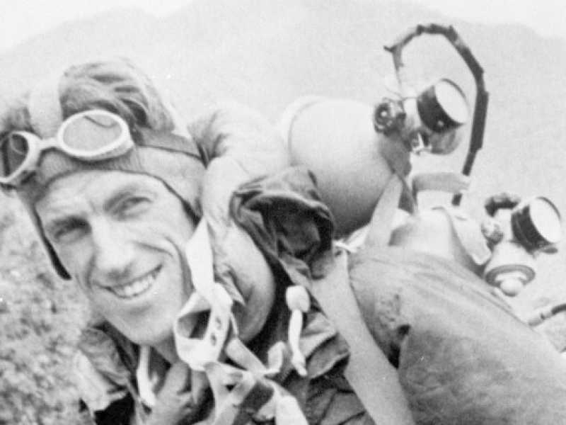 Il neozelandese Edmund Hillary a Kathmandu, Nepal, nel 1953. E' il primo alpinista ad aver raggiunto la vetta dell'Everest, insieme con lo sherpa Tenzing Norgay (foto LaPresse)