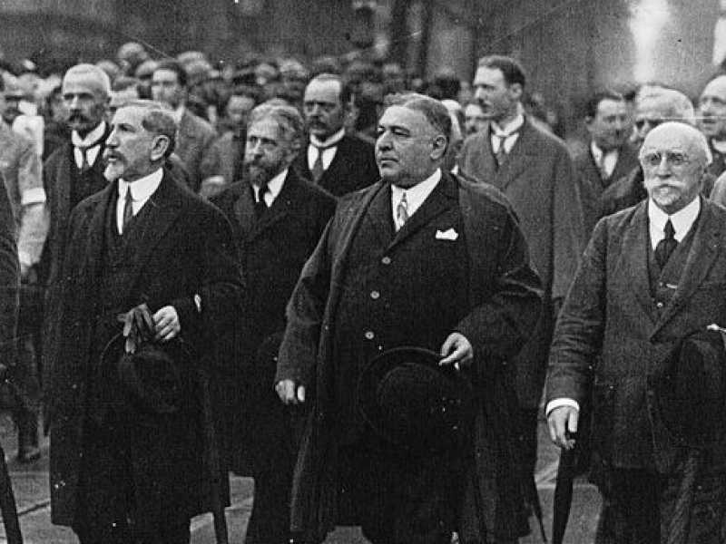 Lo scrittore Charles Maurras (il secondo da sinistra) con altri dirigenti di Action fran&ccedil;aise