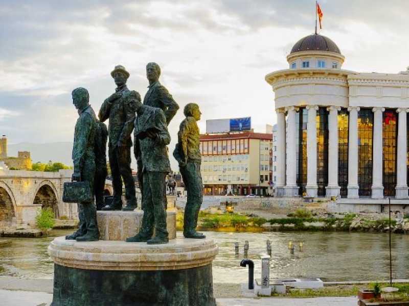 Skopje ha trasformato il centro della citt&agrave;, disseminandolo di goffi edifici &ldquo;in stile&rdquo;, di archi di trionfo, di improbabili tempietti, di dettagli pompier e di decine di sta