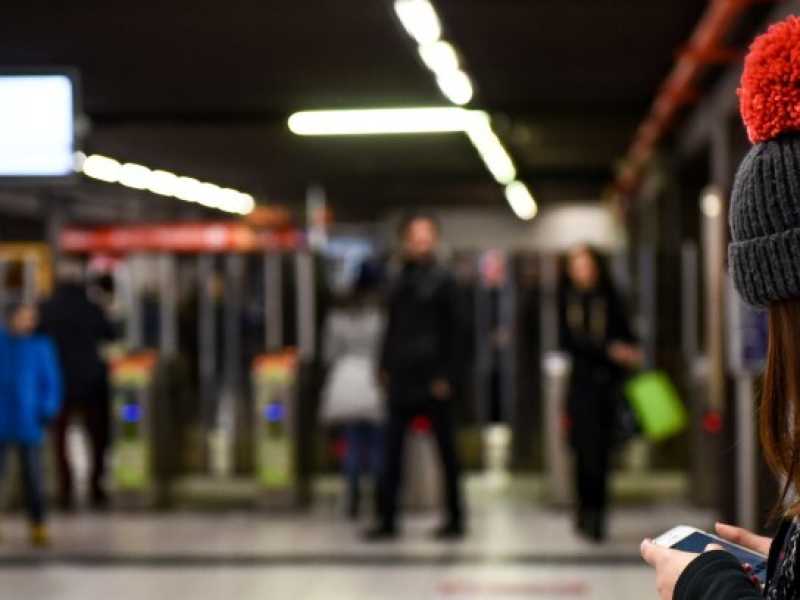 Milano, una ragazza consulta il suo smartphone in metropolitana (foto LaPresse)
