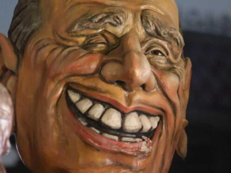 Carnevale di Viareggio, il mascherone di Silvio Berlusconi  (foto LaPresse)