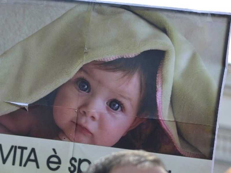 Una marcia per la vita in piazza a Roma contro l'aborto (foto LaPresse)