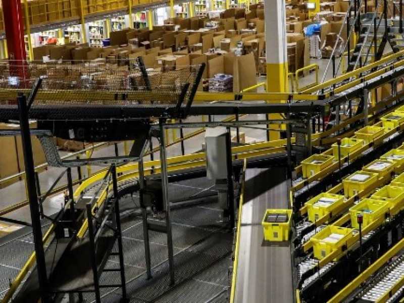 Madrid, centro di distribuzione Amazon durante il Black Friday (foto LaPresse)