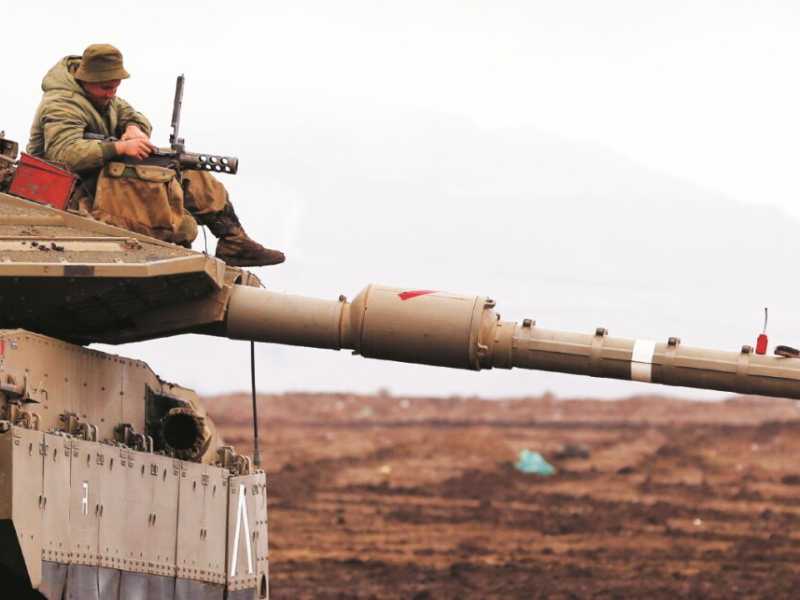 Un tank israeliano sulle alture del Golan, al confine con la Siria (Reuters). Sabato scorso c&rsquo;&egrave; stato il primo scontro diretto tra Israele e l&rsquo;Iran, che da anni considera la Siria come una piattaforma