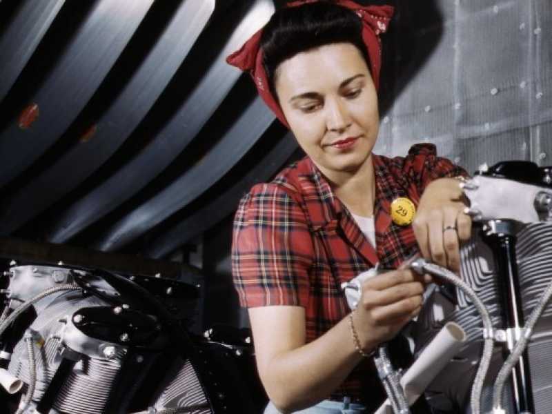 Una donna al lavoro sul motore di un aereo della North American Aviation, in California (foto via Wikimedia &ndash; Library of Congress's Prints and Photographs division)