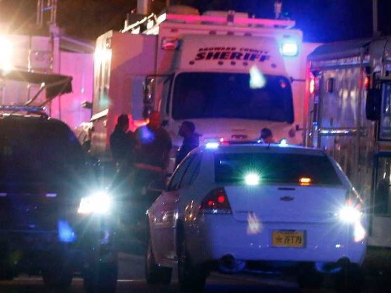 Le forze dell'ordine sul posto della strage, a Parkland (Florida). Foto LaPresse
