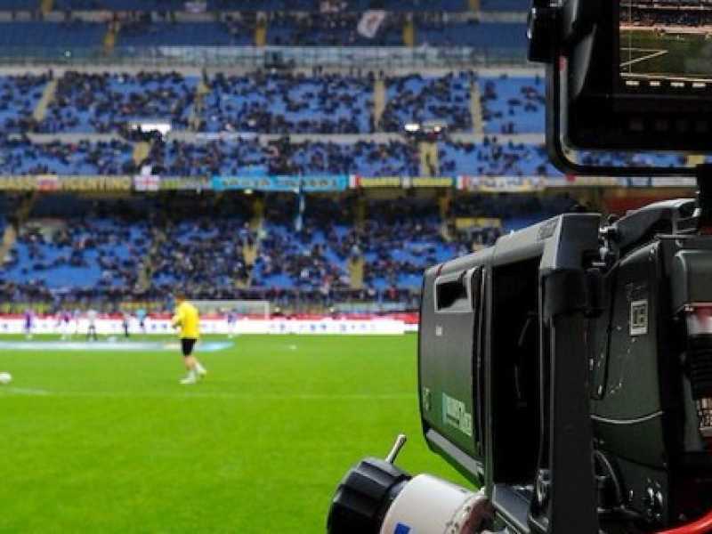 Dalla nuova inchiesta di Woodcock sotto elezioni ai diritti del calcio in tv. Di cosa parlare stasera a cena