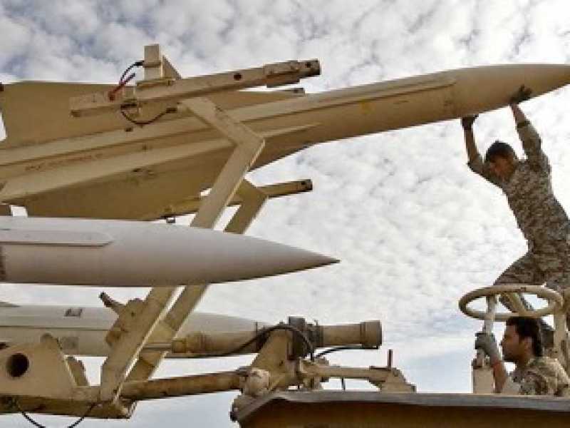 Personale dell'esercito iraniano si prepara a lanciare un missile terra-aria Hawk durante manovre militari in localit&agrave; sconosciuta (LaPresse)