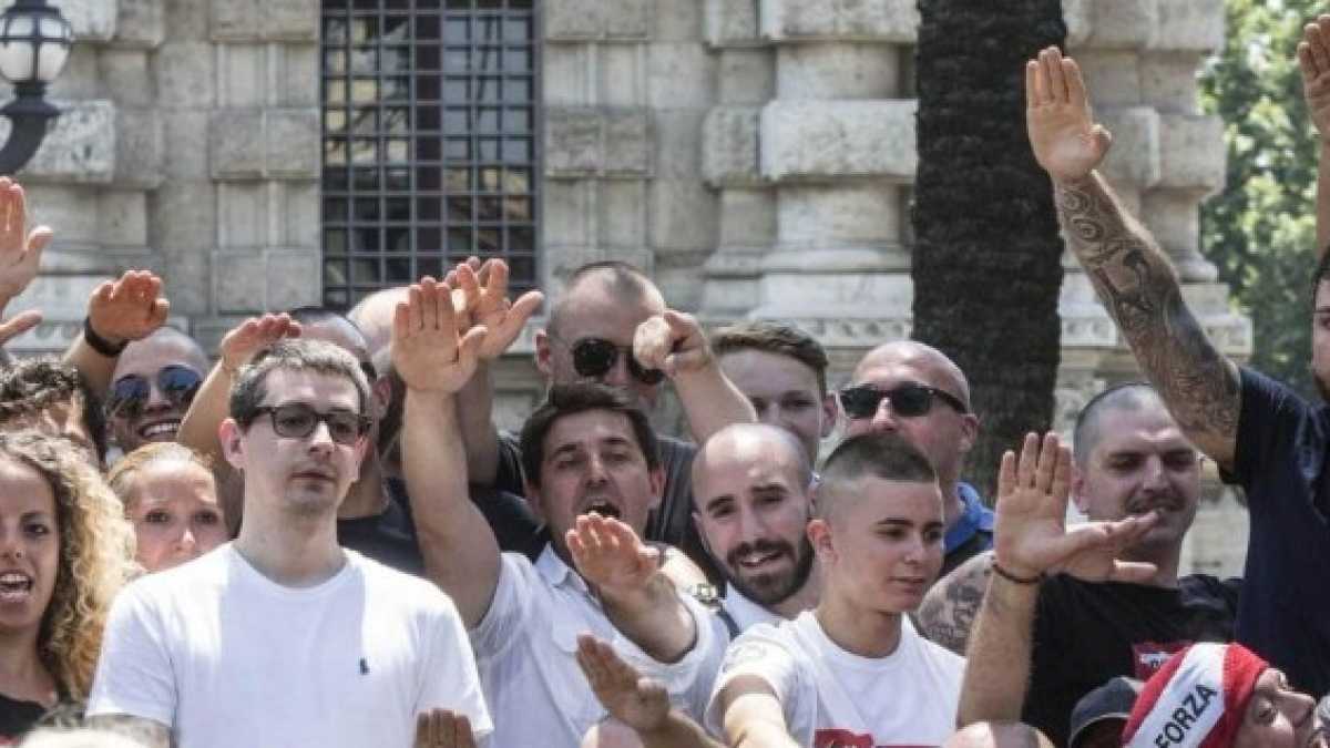 Immagine di Nostalgia o canaglia? Il saluto romano non è reato, se commemorativo