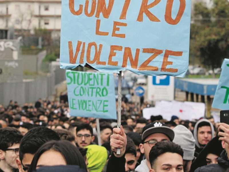 Cinquemila studenti a Scampia contro le baby gang durante una manifestazione dello scorso gennaio (foto LaPresse)