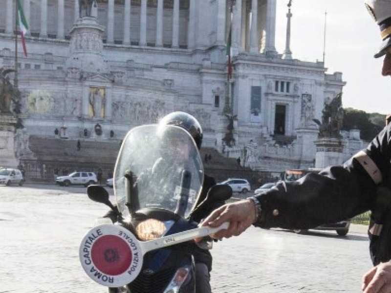 Un vigile urbano durante i controlli per la domenica ecologica del  21 gennaio 2018 (foto LaPresse)
