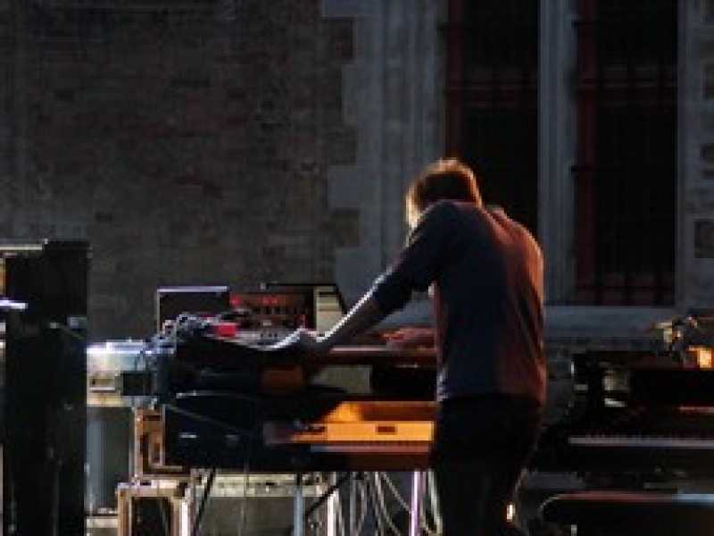 Nils Frahm in un concerto a Bruges nel 2014