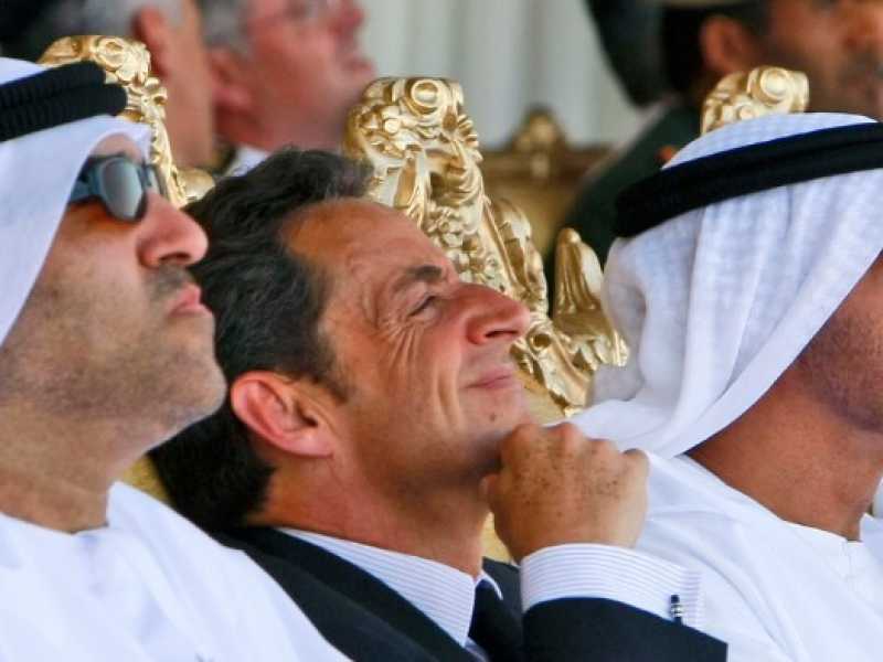 Nicolas Sarkozy e il principe sceicco Mohamed Bin Zayed Al Nahyan, alla base militare aerea Dahfra (foto LaPresse)