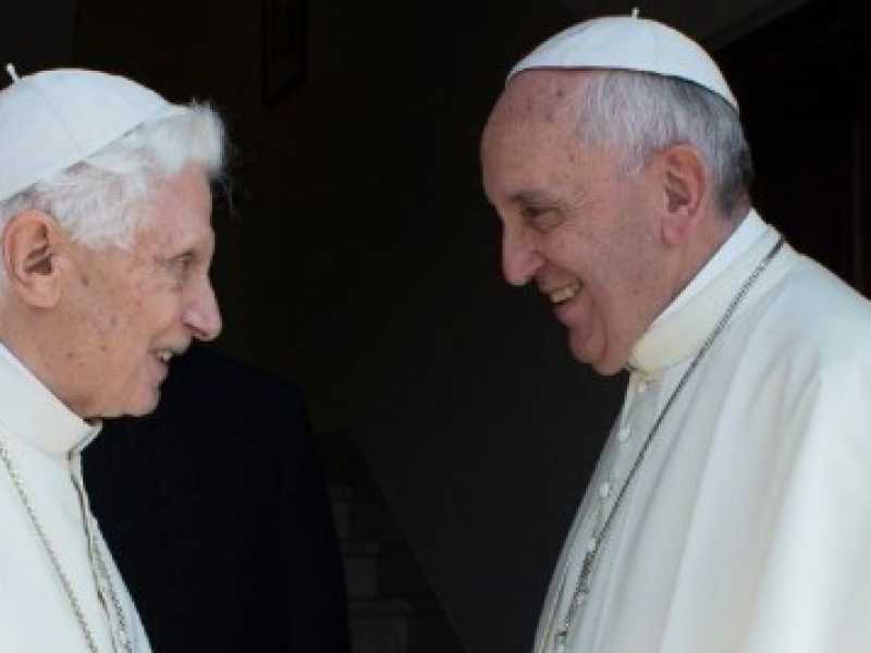 Papa Francesco con il Papa emerito, Benedetto XVI (foto LaPresse)