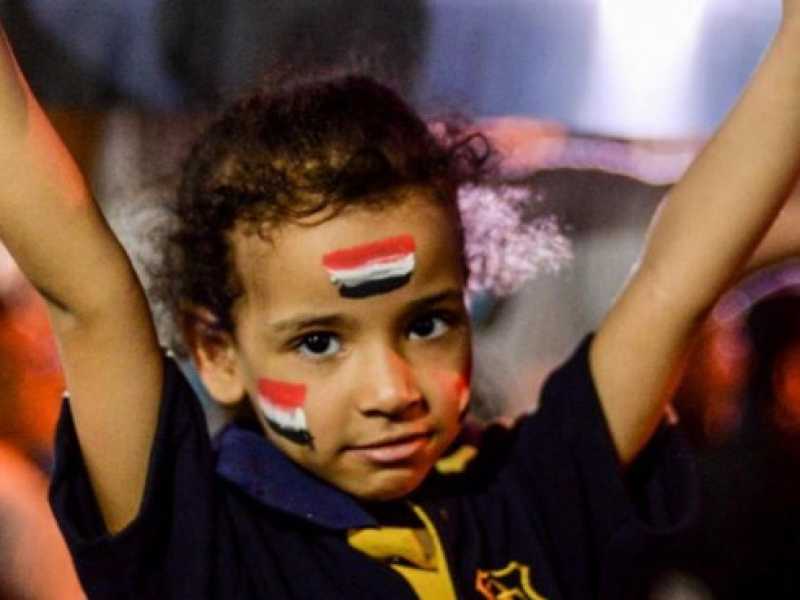 Una bambina festeggia la qualificazione dell'Egitto ai Mondiali di Russia 2018. L'ultima volta che la nazionale egiziana aveva partecipato ai Mondiali era nel 1990 (foto LaPresse)