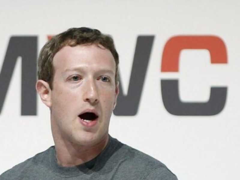 Mobile World Congress a Barcellona, Femen contro Zuckerberg (foto LaPresse)