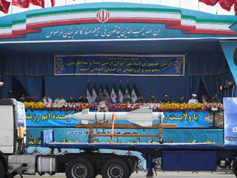 Un veicolo iraniano che trasporta un missile Sattar-1 durante la parata del giorno dell'esercito a Teheran (LaPresse)