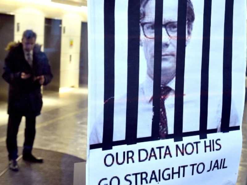 Un cartello attaccato da un manifestante negli uffici di Cambridge Analytica nel centro di Londra (LaPresse)