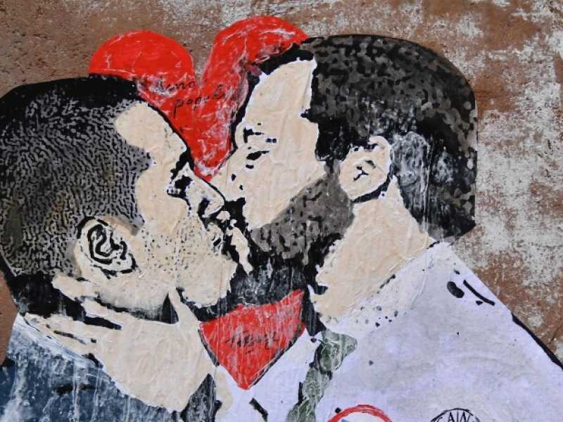 Roma, murales di TvBoy raffigurante un bacio tra Matteo Salvini e Luigi Di Maio (LaPresse)