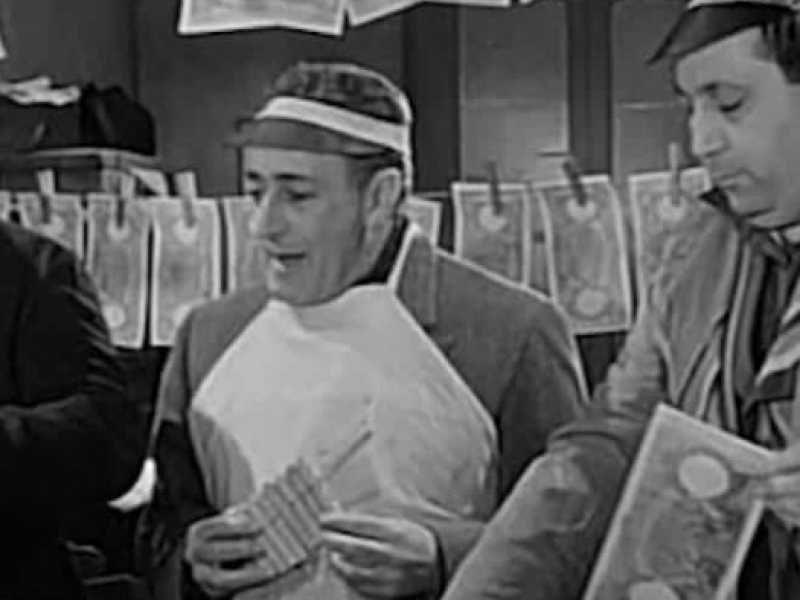 Una scena del film La banda degli onesti 