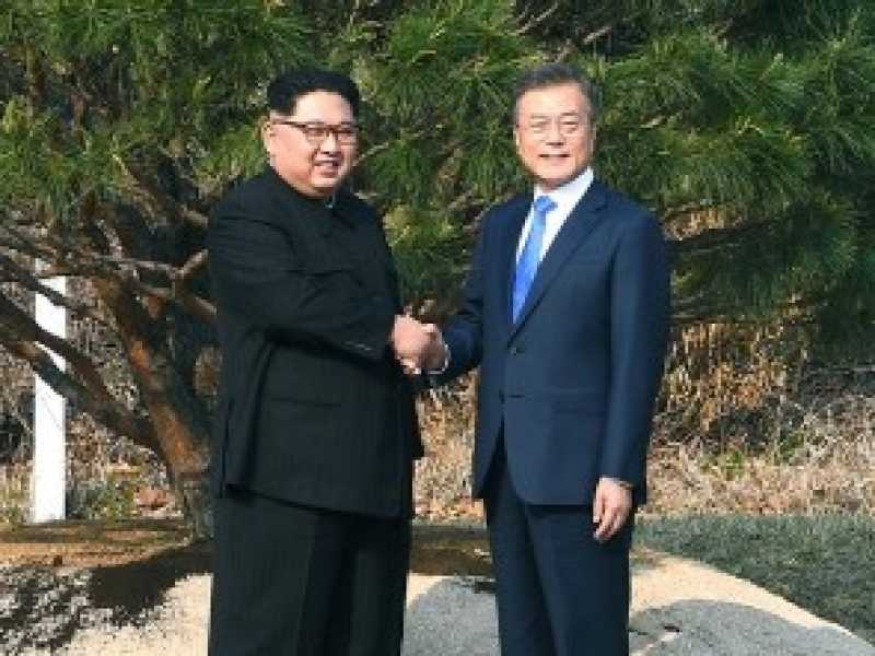 Kim Jong-un e Moon Jae-in piantano un albero per la pace (korea.net)