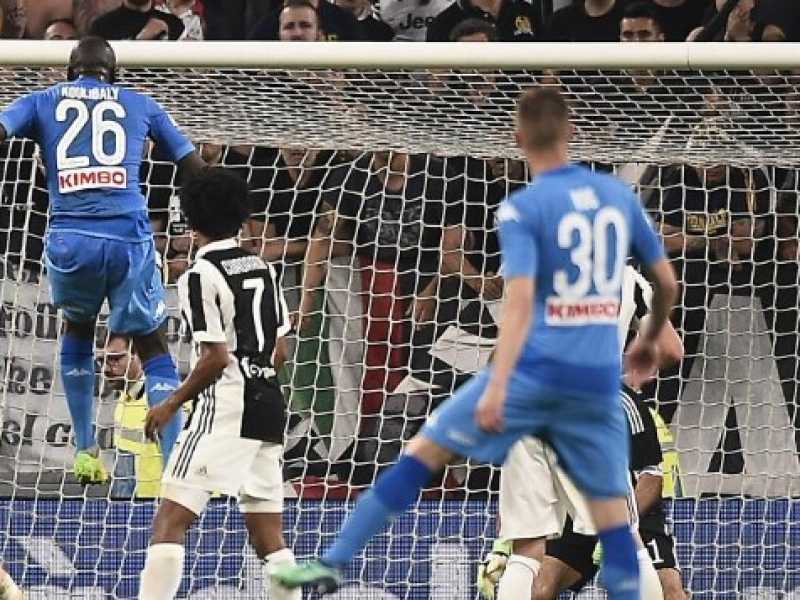 Il colpo di testa di Koulibaly al minuto 91 di Juventus-Napoli: 1-0 per gli azzurri a Torino e, si dice, lotta per lo scudetto riaperta (foto LaPresse)