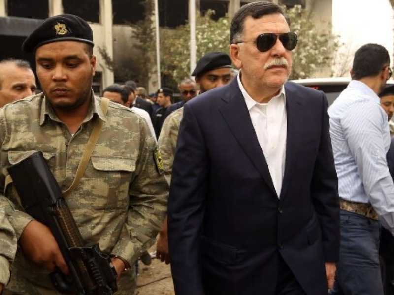 Il primo ministro della Libia, Fayez al-Sarraj, in visita alla commissione elettorale libica di Tripoli dopo l'attentato rivendicato dall'Isis. Foto LaPresse