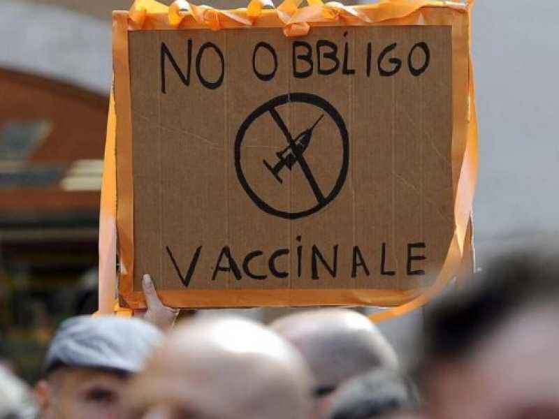 Cartelli a una manifestazione No vax (foto LaPresse)