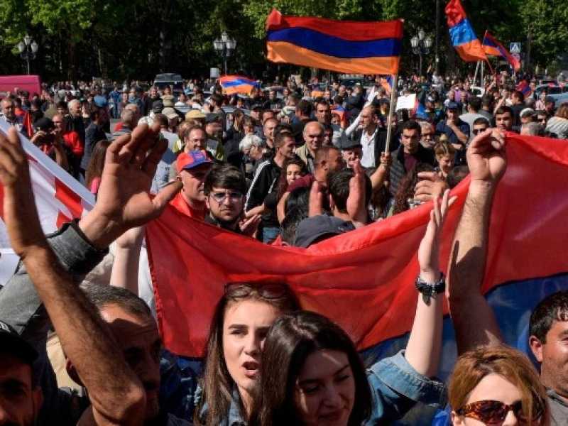 Gli armeni aspettano fuori dal parlamento l'elezione di Nikol Pashinyan