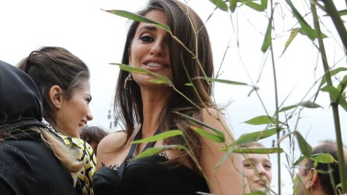 Immagine di A Cannes si inizia con sbadigli, film di otto ore e retorica sulle lesbiche a Nairobi
