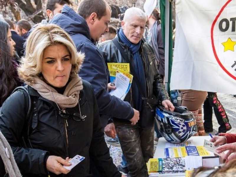 Un gazebo del M5s (foto LaPresse)