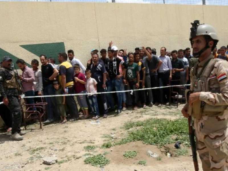 La fila per votare in un seggio di Mosul (foto LaPresse)