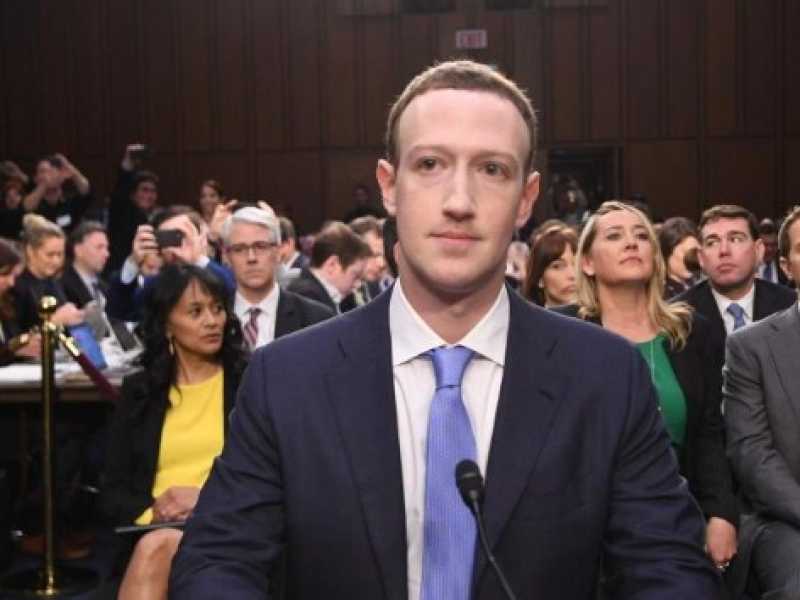 Mark Zuckerberg durante la sua testimonianza al Senato (foto LaPresse)