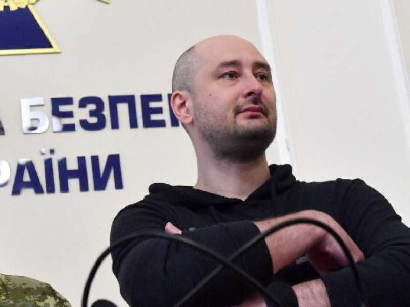 Il giornalista russo anti-Cremlino Arkadi Babchenko (al centro), il capo dei servizi ucraini Vasyl Grytsak (sinistra) e il procuratore generale Yuri Lutsenko (foto LaPresse)