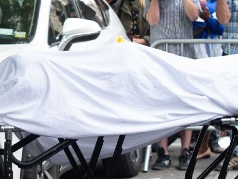 Il corpo della stilista Kate Spade viene rimosso dal personale dell'ufficio del coroner di New York (LaPresse)