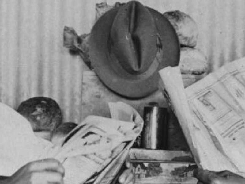 Coltivatori di canna da zucchero che leggono i giornali, Tully, ca. 1929 (foto State Library of Queensland)