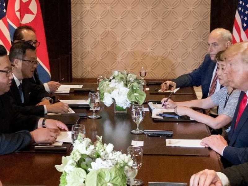 Il tavolo negoziale tra Corea del nord e Stati Uniti a Singapore (foto LaPresse)