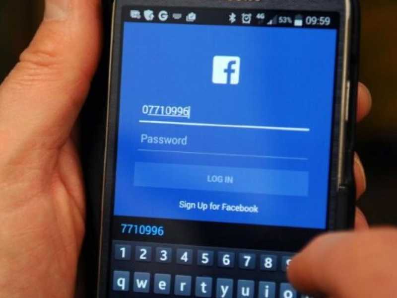 Facebook (foto LaPresse)