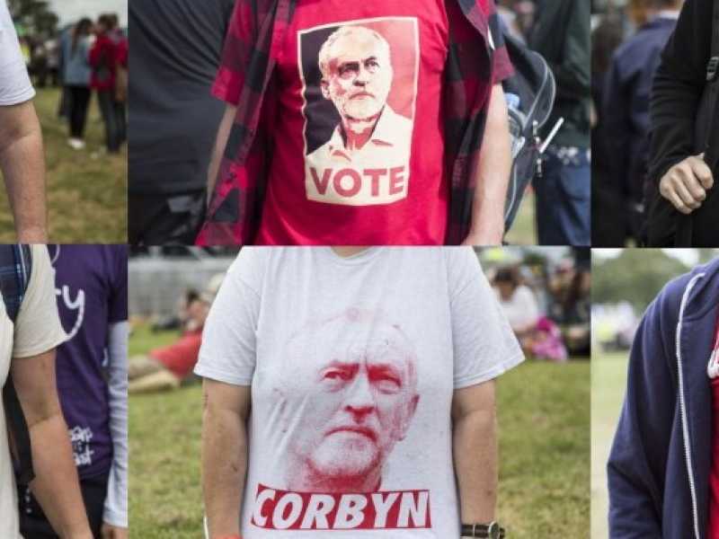 Una combo con alcune delle t-shirt indossate dai partecipanti al Labour Live  (foto LaPresse)