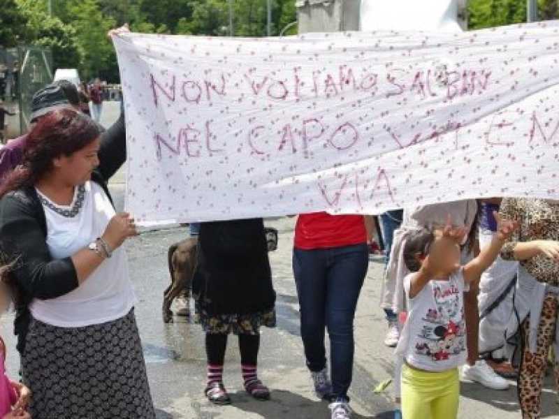Una contestazione anti-Salvini nel campo rom di Via Candoni a Roma nel maggio del 2016 (foto LaPresse)