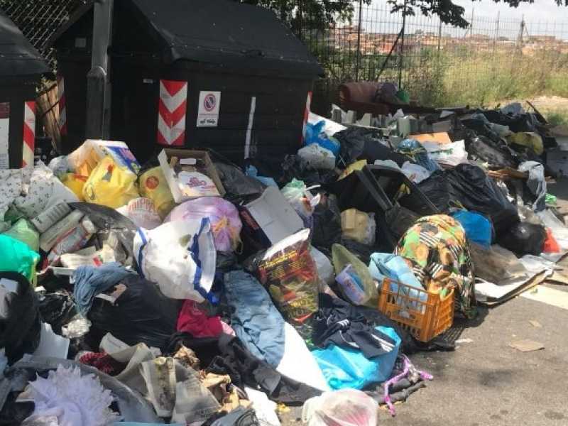 Immondizia a Tor Bella Monaca (foto Salvatore Merlo) 