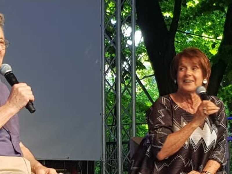 Adriano Sofri e Lella Costa (foto di Claudio Agostoni via Facebook)