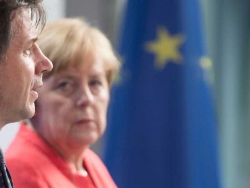 Giuseppe Conte e Angela Merkel (foto LaPresse)