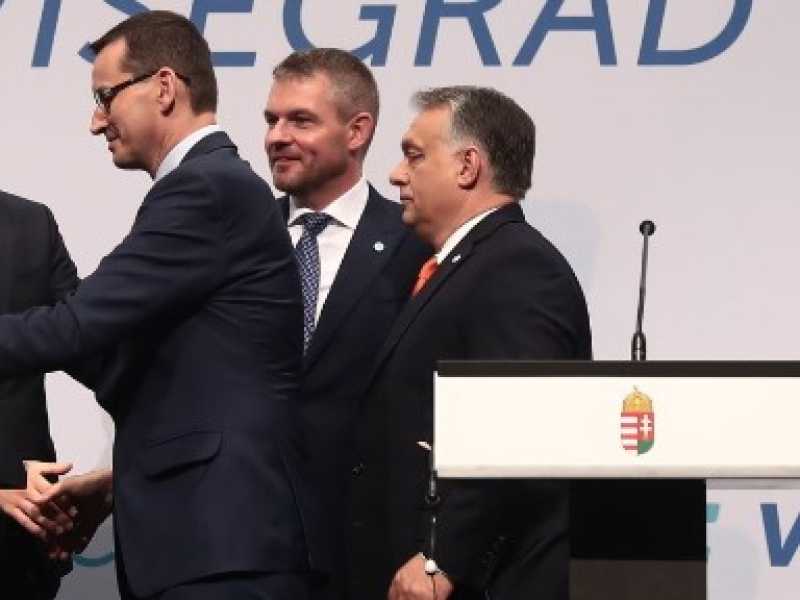 I capi di stato di Ungheria, Polonia, Repubblica ceca, Slovacchia e Austria al meeting di Budapest. Foto LaPresse