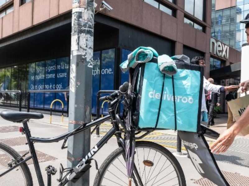 Rider al lavoro nella consegna di cibo (foto LaPresse)